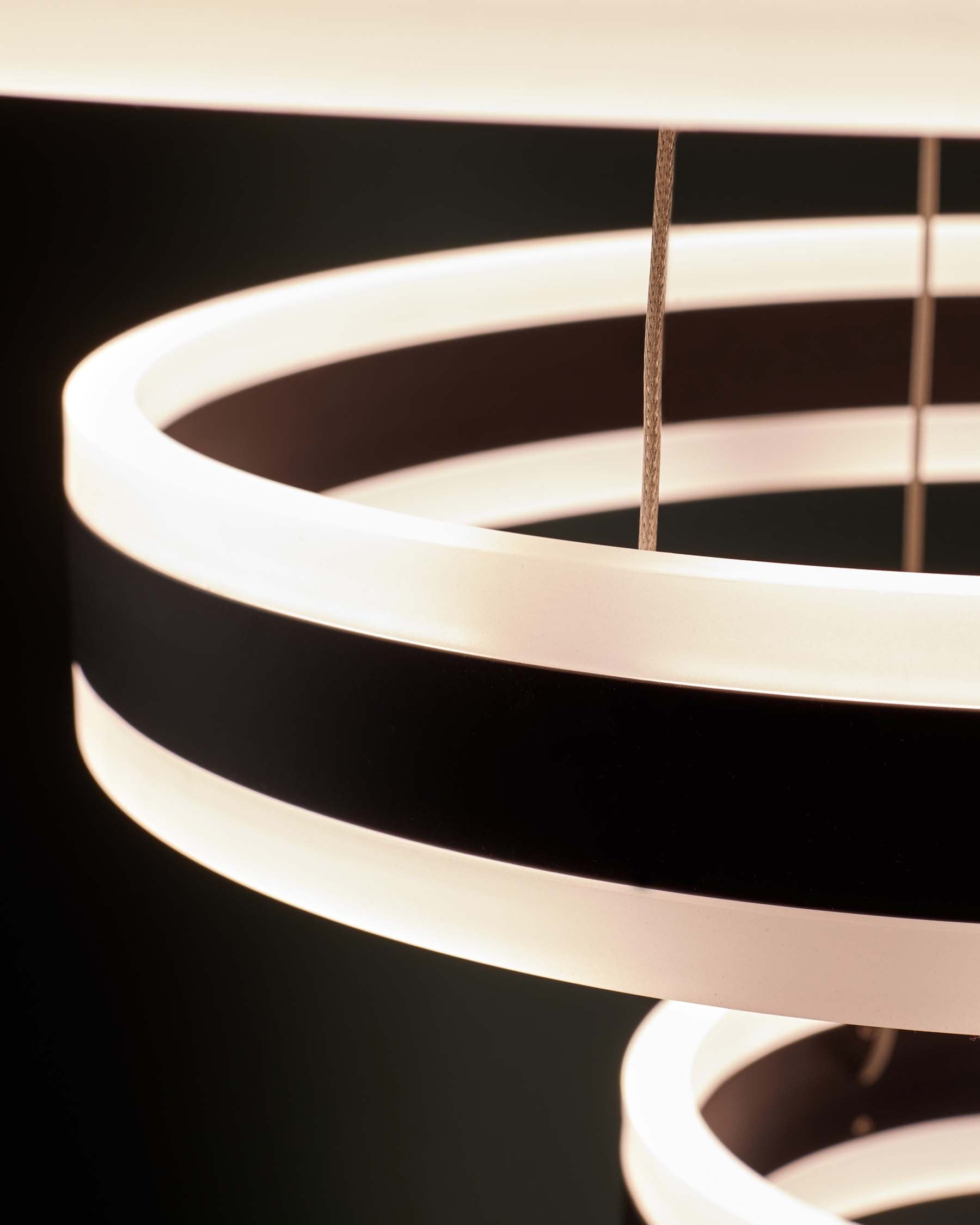 Solana black metal adjustable pendant light